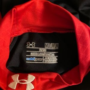 Men’s Medium Under Armor cold gear long sleeve fitted shirt.